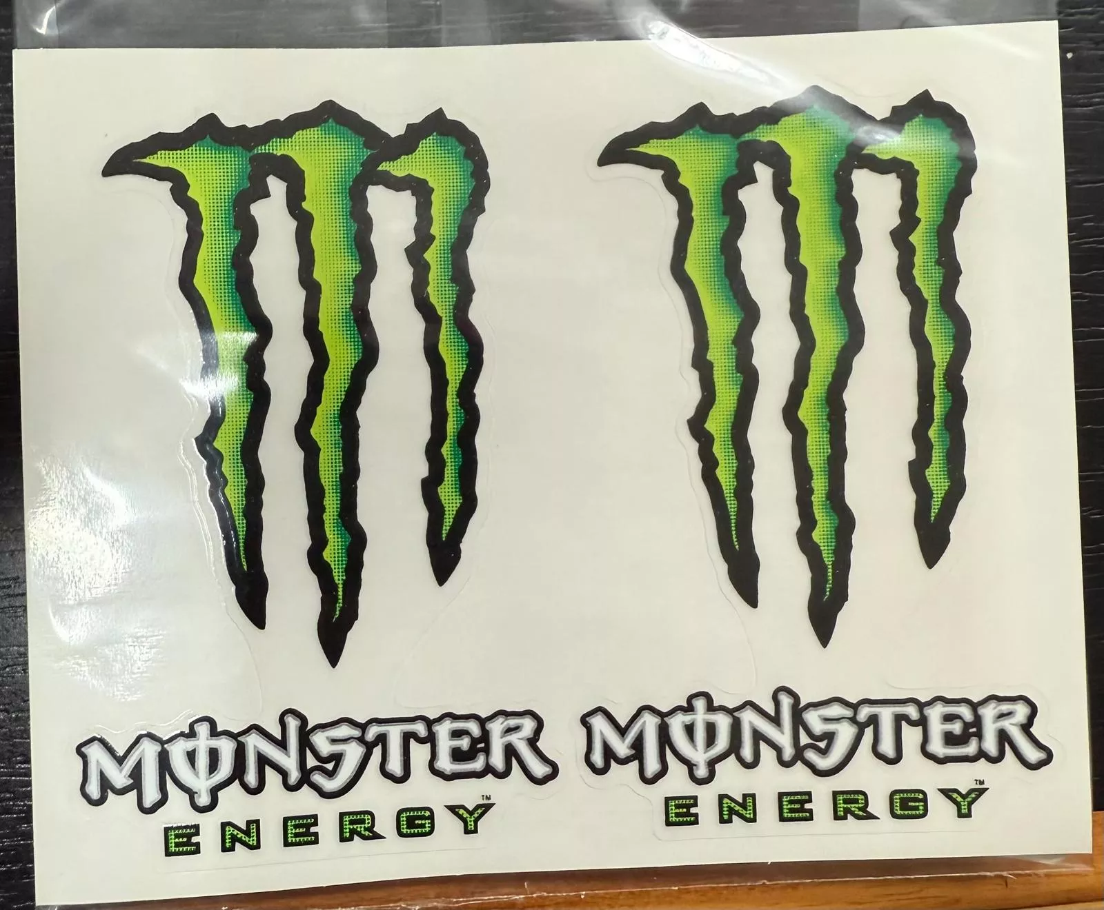 AUTOCOLLANT MONSTER 04